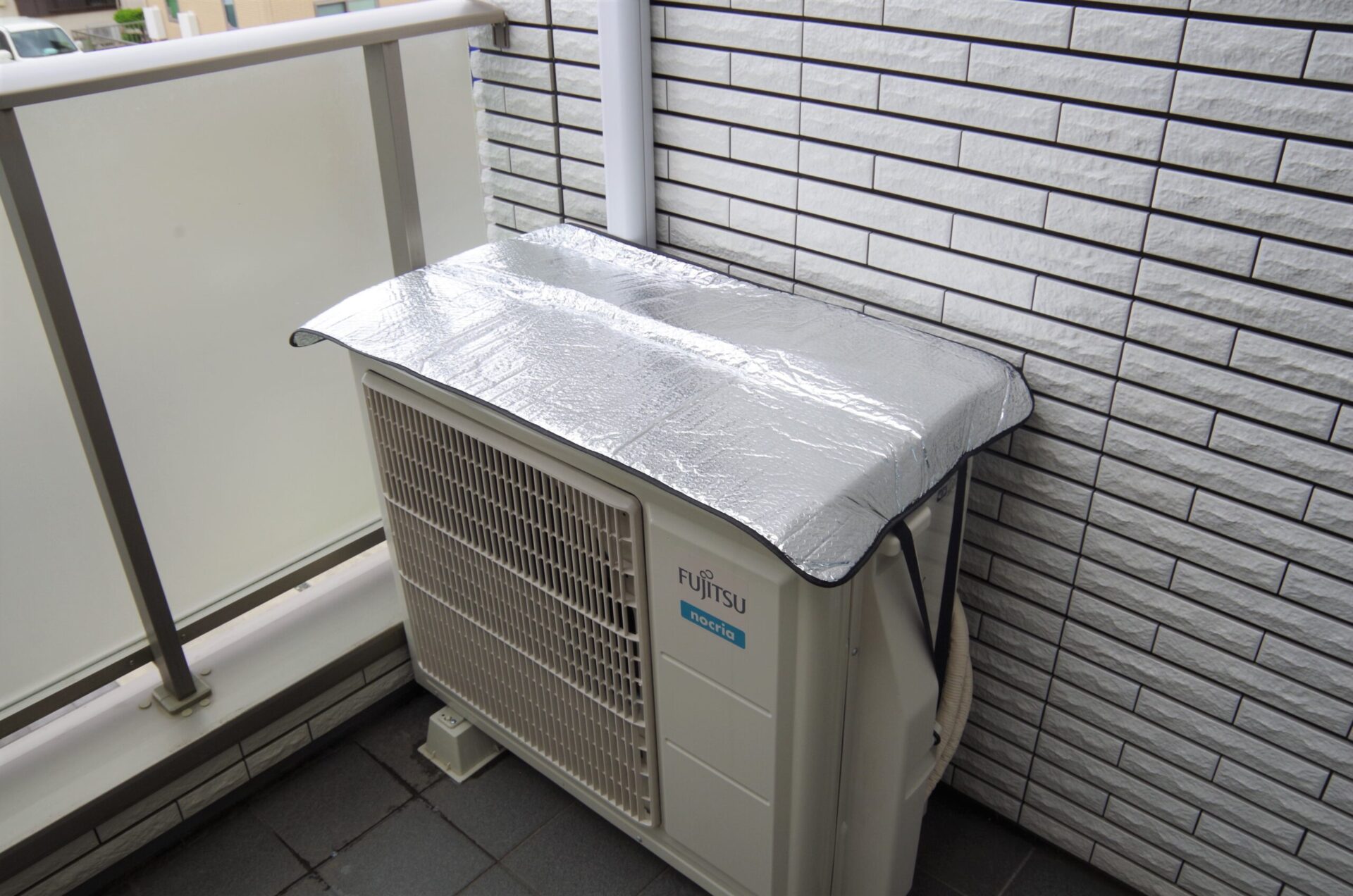 エアコン 室外機の日よけ設置しました 中古の一条工務店のi